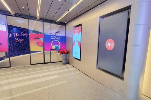 Τελευταίες εταιρικές λύσεις σχετικά με 86 ιντσών διαφημιστική πινακίδα εγκατεστημένη στο duty free shop του Χονγκ Κονγκ