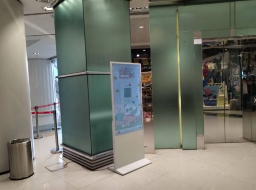 Τελευταίες εταιρικές λύσεις σχετικά με Ψηφιακή διαφημιστική οθόνη κάθετης προβολής 55 ιντσών της Fionexx